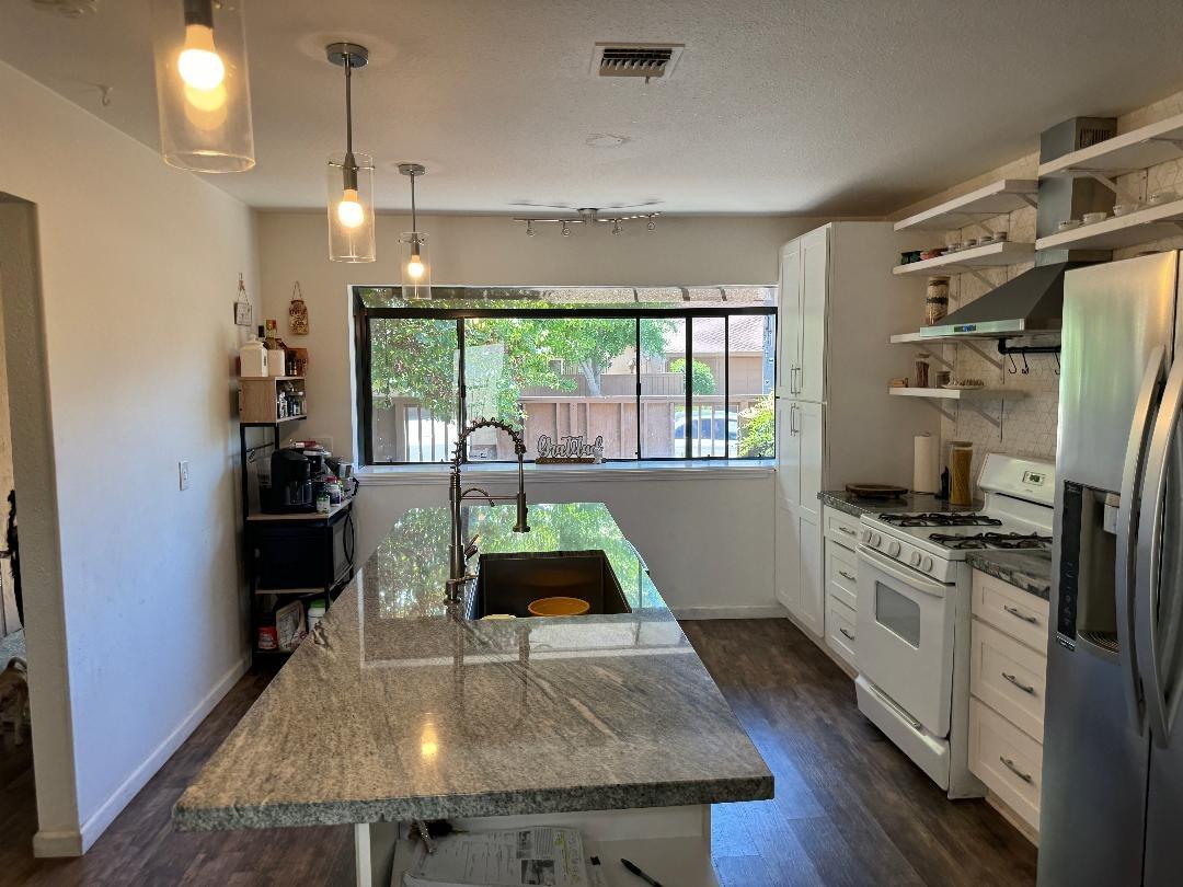 Detail Gallery Image 2 of 20 For 1821 Laurel Oak Drive, Modesto,  CA 95354 - 2 Beds | 2 Baths