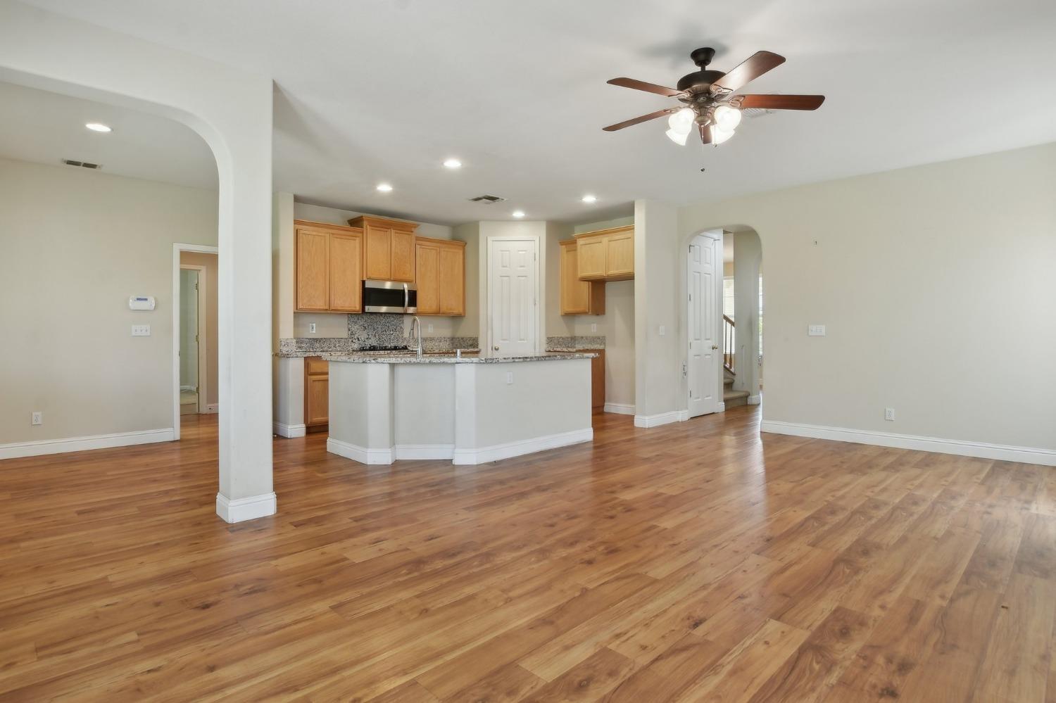 Detail Gallery Image 6 of 37 For 9424 Cristo Way, Elk Grove,  CA 95758 - 5 Beds | 3/1 Baths