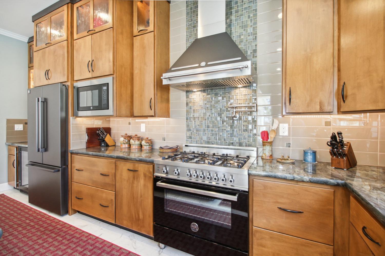 Detail Gallery Image 17 of 36 For 683 Russell Dr, Folsom,  CA 95630 - 3 Beds | 3 Baths
