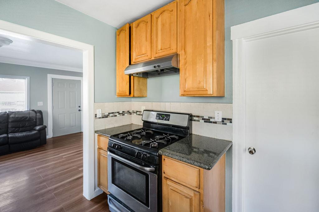 Detail Gallery Image 6 of 19 For 1811 70th Ave, Oakland,  CA 94621 - 2 Beds | 1 Baths