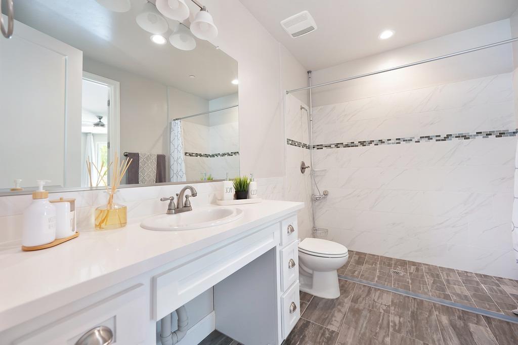 Detail Gallery Image 36 of 63 For 7527 Country Oaks Ln, Orangevale,  CA 95662 - 5 Beds | 4/1 Baths