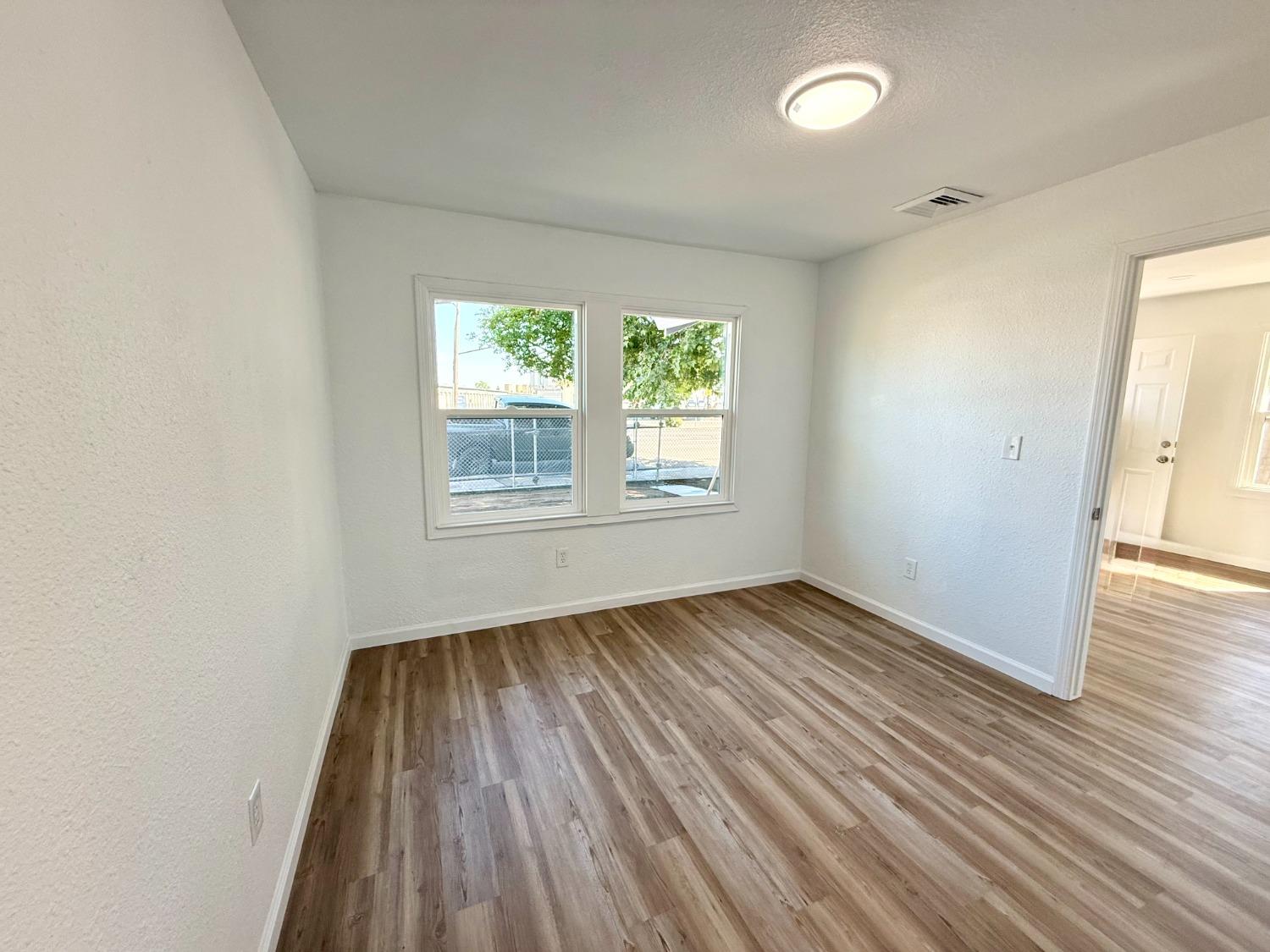 Detail Gallery Image 4 of 14 For 3319 Waterloo Rd, Stockton,  CA 95205 - 2 Beds | 2 Baths
