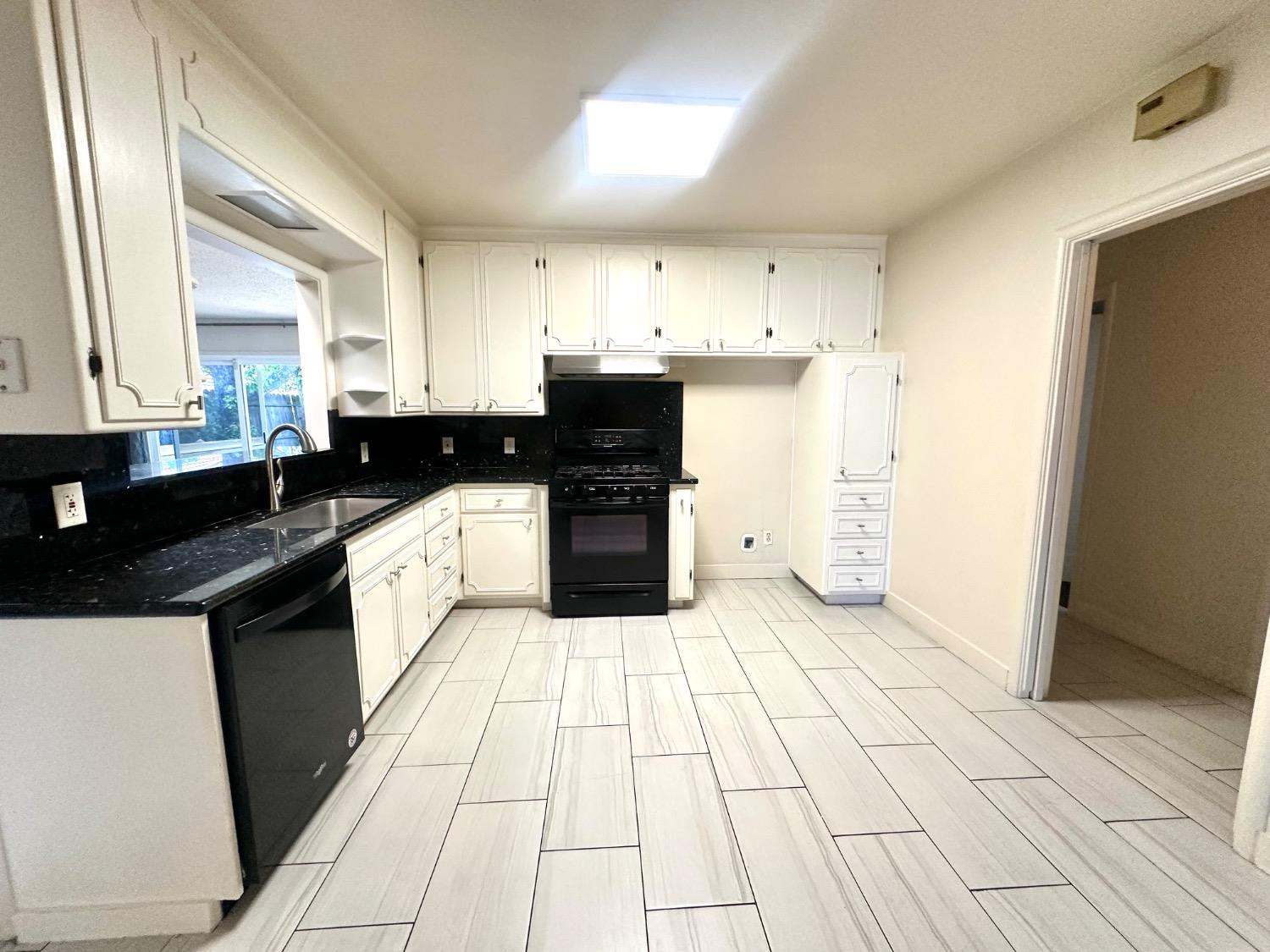 Detail Gallery Image 7 of 29 For 1112 S Country Club Blvd, Stockton,  CA 95204 - 3 Beds | 2 Baths