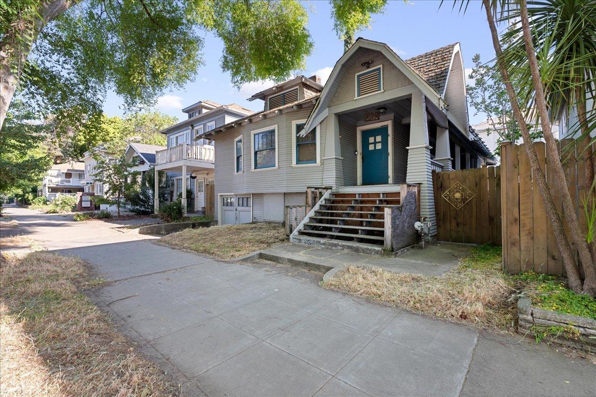 Detail Gallery Image 1 of 28 For 2504 N St, Sacramento,  CA 95816 - 3 Beds | 1 Baths