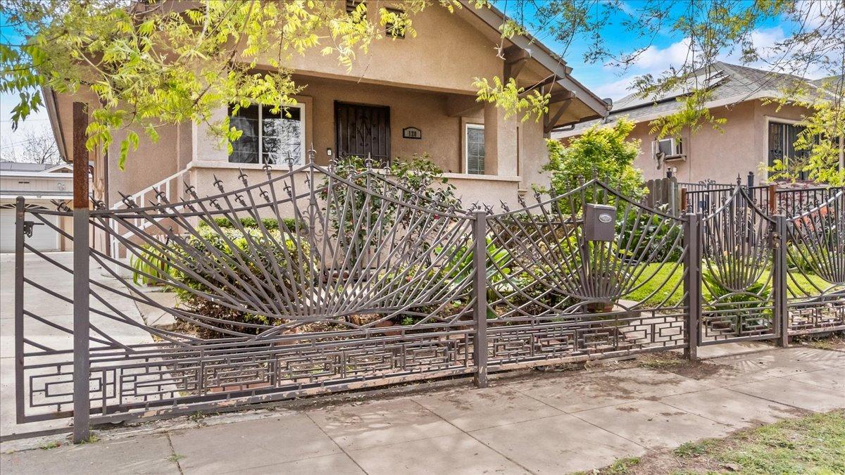 Detail Gallery Image 3 of 35 For 120 W Jackson St, Stockton,  CA 95206 - 3 Beds | 1 Baths