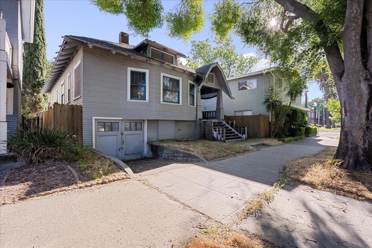 Detail Gallery Image 2 of 28 For 2504 N St, Sacramento,  CA 95816 - 3 Beds | 1 Baths