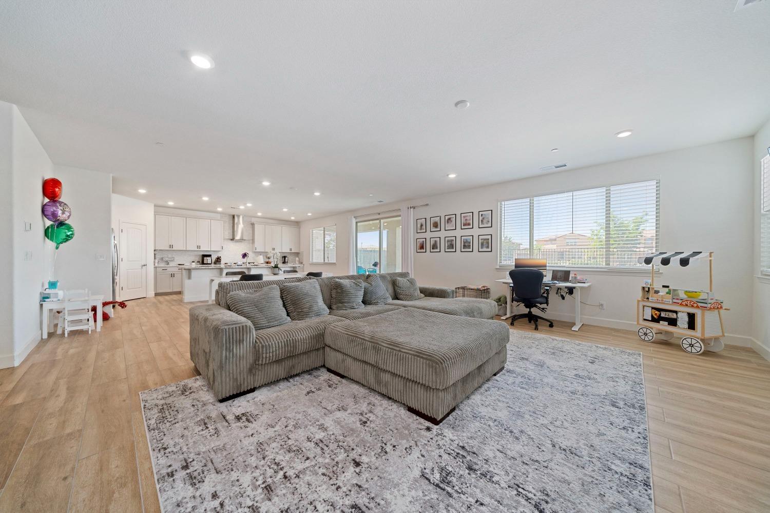 Detail Gallery Image 11 of 48 For 9942 Summerton Cir, Elk Grove,  CA 95624 - 4 Beds | 3/1 Baths