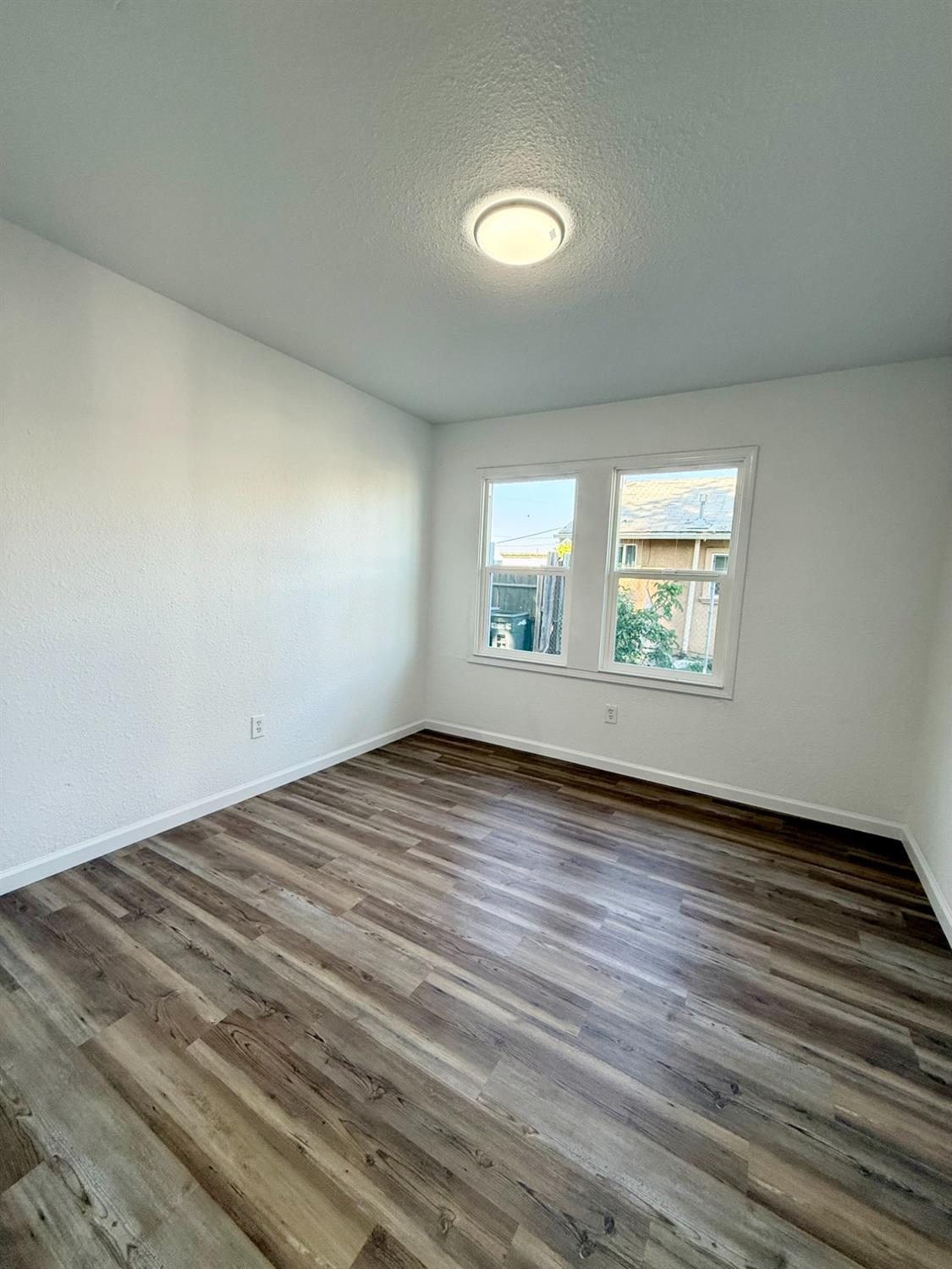 Detail Gallery Image 8 of 14 For 3319 Waterloo Rd, Stockton,  CA 95205 - 2 Beds | 2 Baths