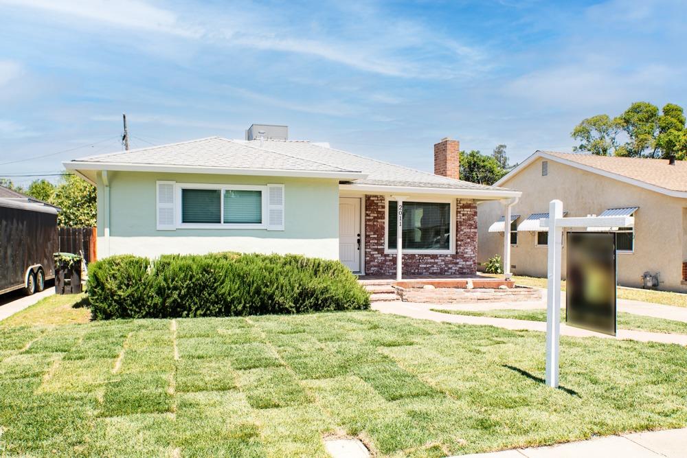 Detail Gallery Image 5 of 40 For 2011 W Sonoma Ave, Stockton,  CA 95204 - 3 Beds | 1 Baths