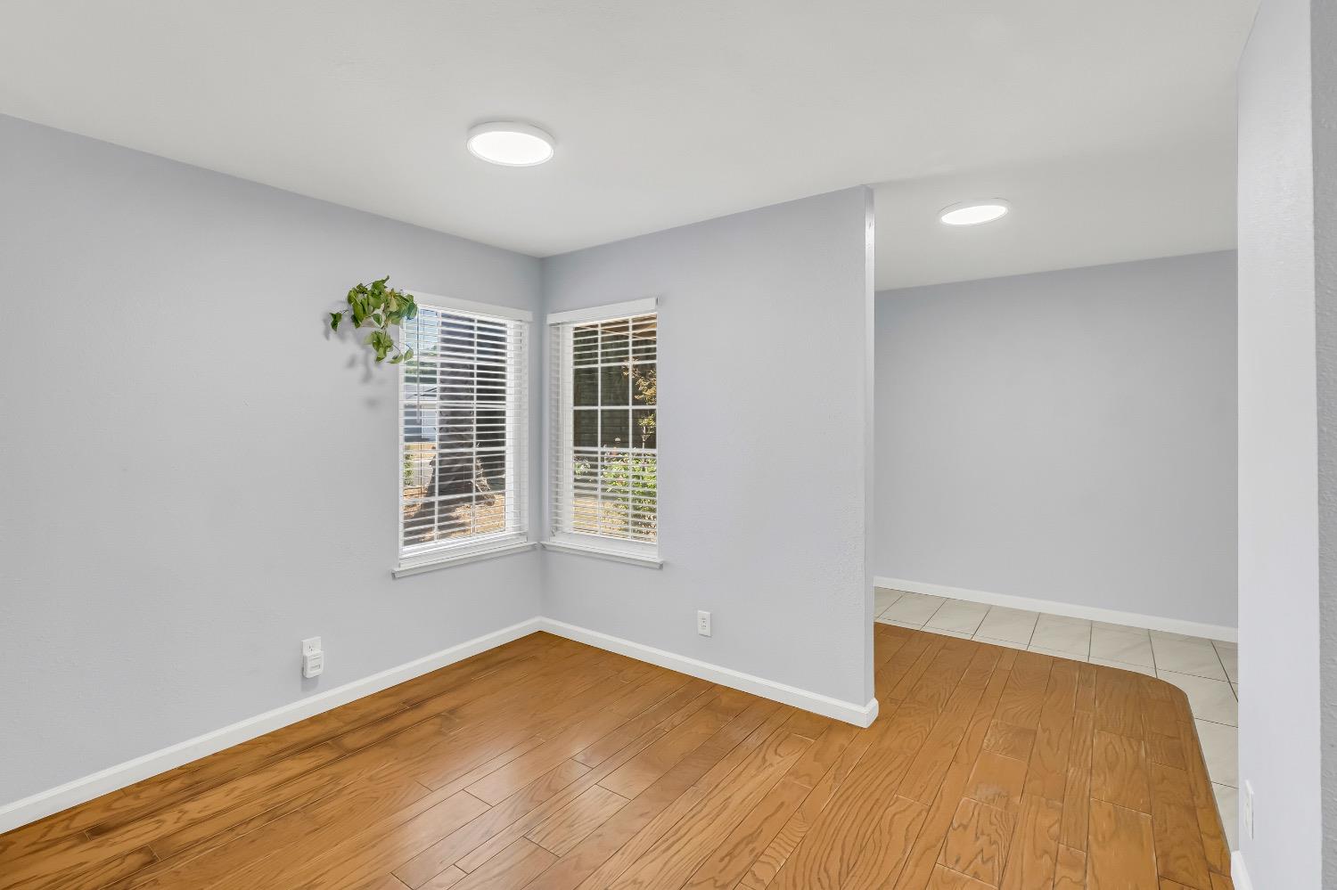 Detail Gallery Image 8 of 45 For 6833 Sandrock Way, Sacramento,  CA 95828 - 4 Beds | 2/1 Baths