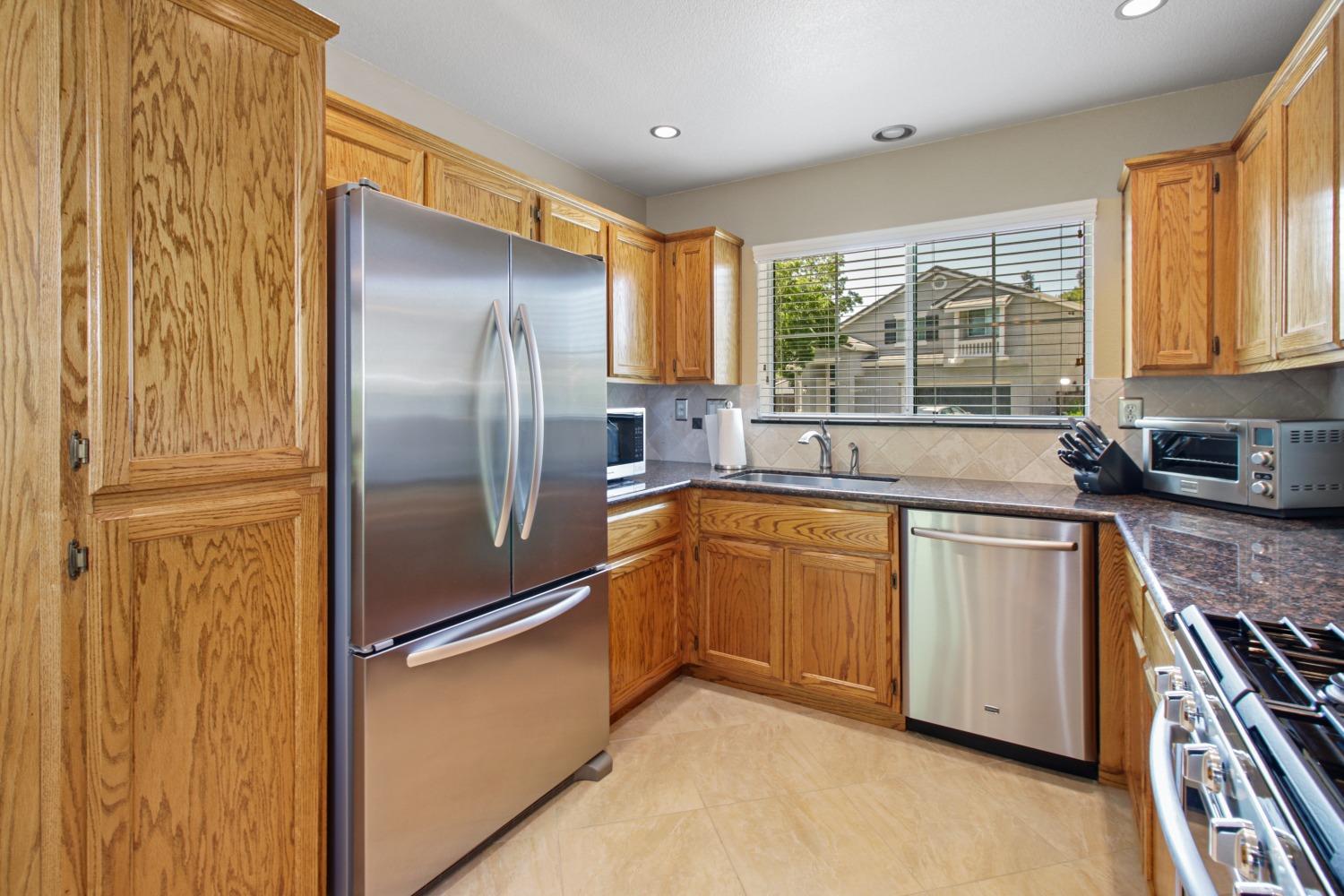 Detail Gallery Image 18 of 38 For 9527 Lake Park Ln, Elk Grove,  CA 95758 - 3 Beds | 2 Baths