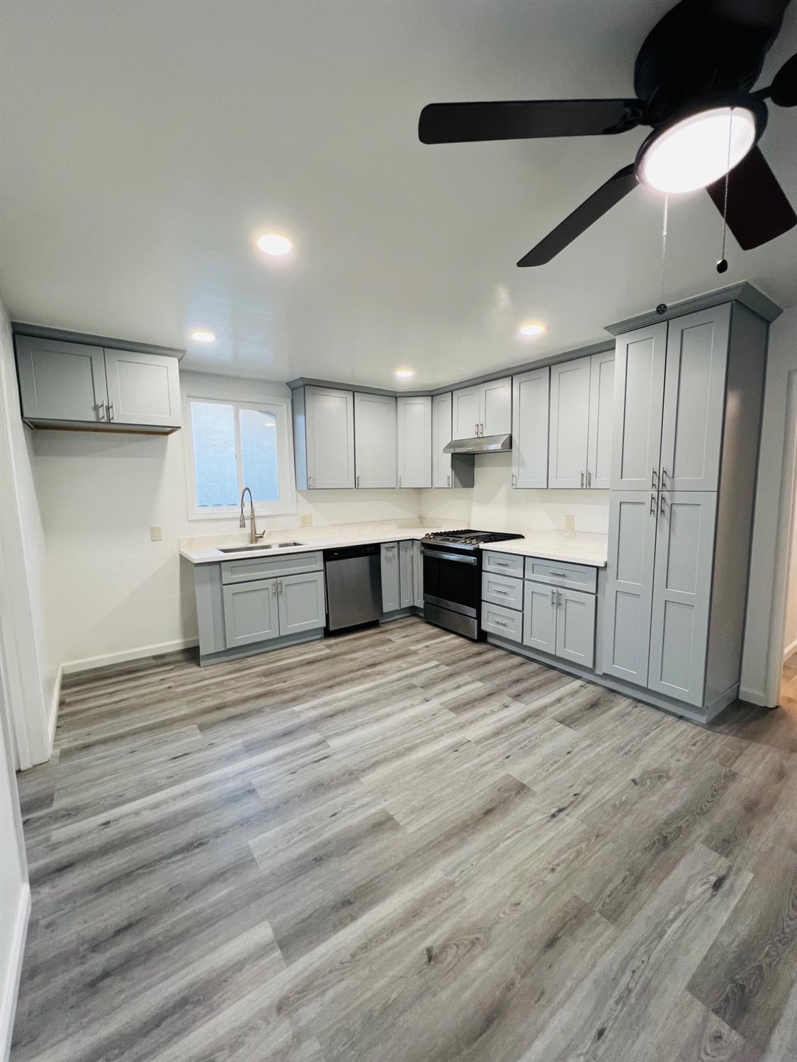 Detail Gallery Image 4 of 19 For 710 E 4th, Stockton,  CA 95206 - 4 Beds | 2 Baths