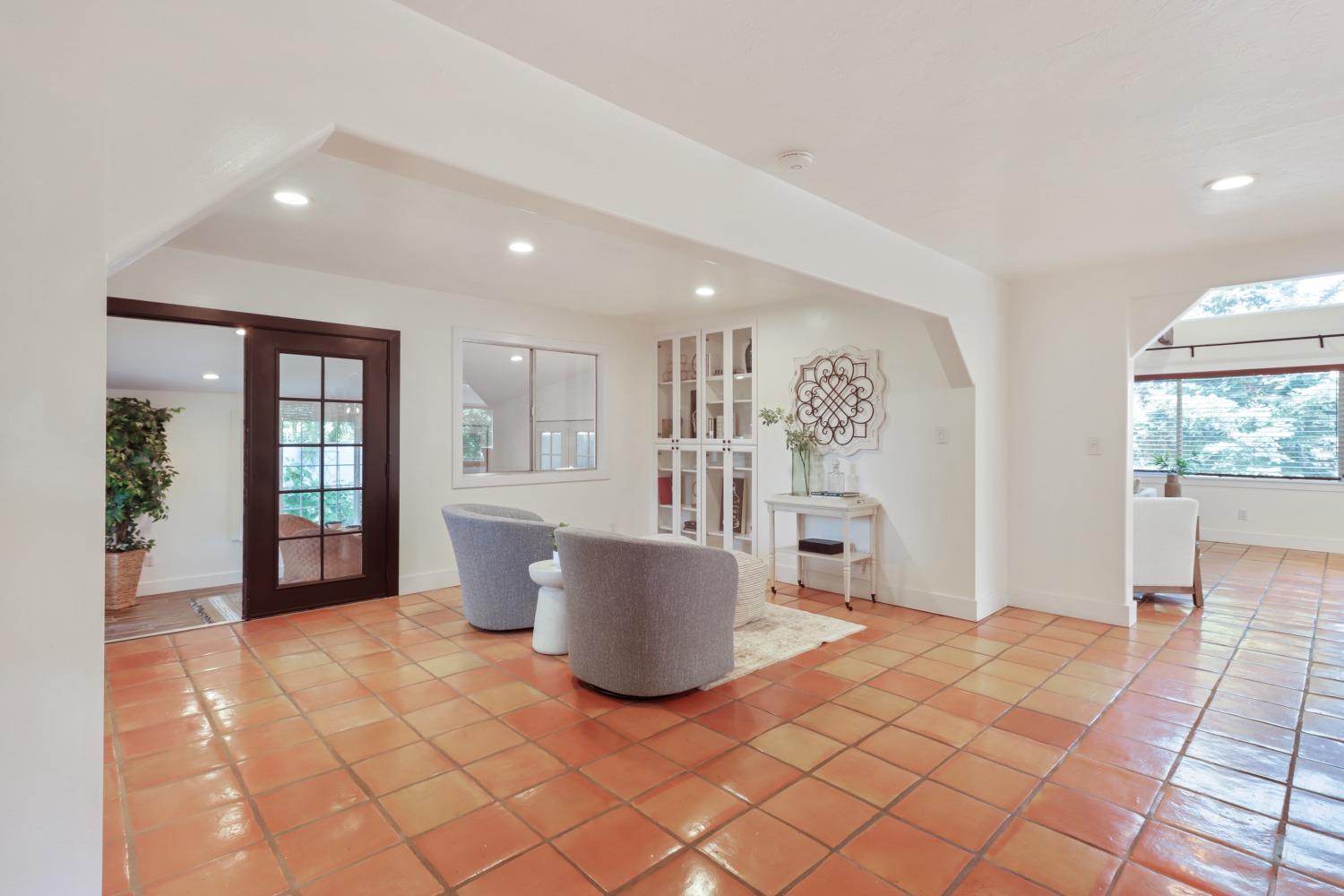 Detail Gallery Image 12 of 98 For 2590 S River Rd, West Sacramento,  CA 95691 - 3 Beds | 2/1 Baths