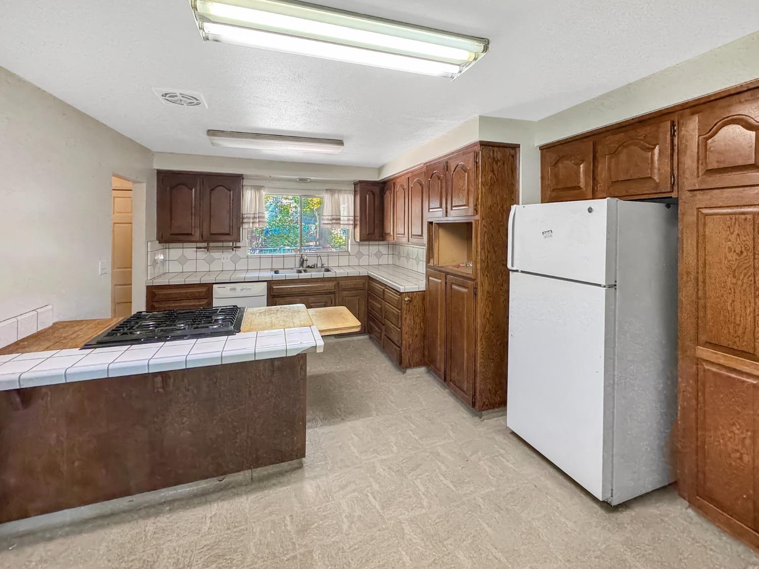 Detail Gallery Image 4 of 22 For 224 Manor Dr, Grass Valley,  CA 95945 - 3 Beds | 2/1 Baths