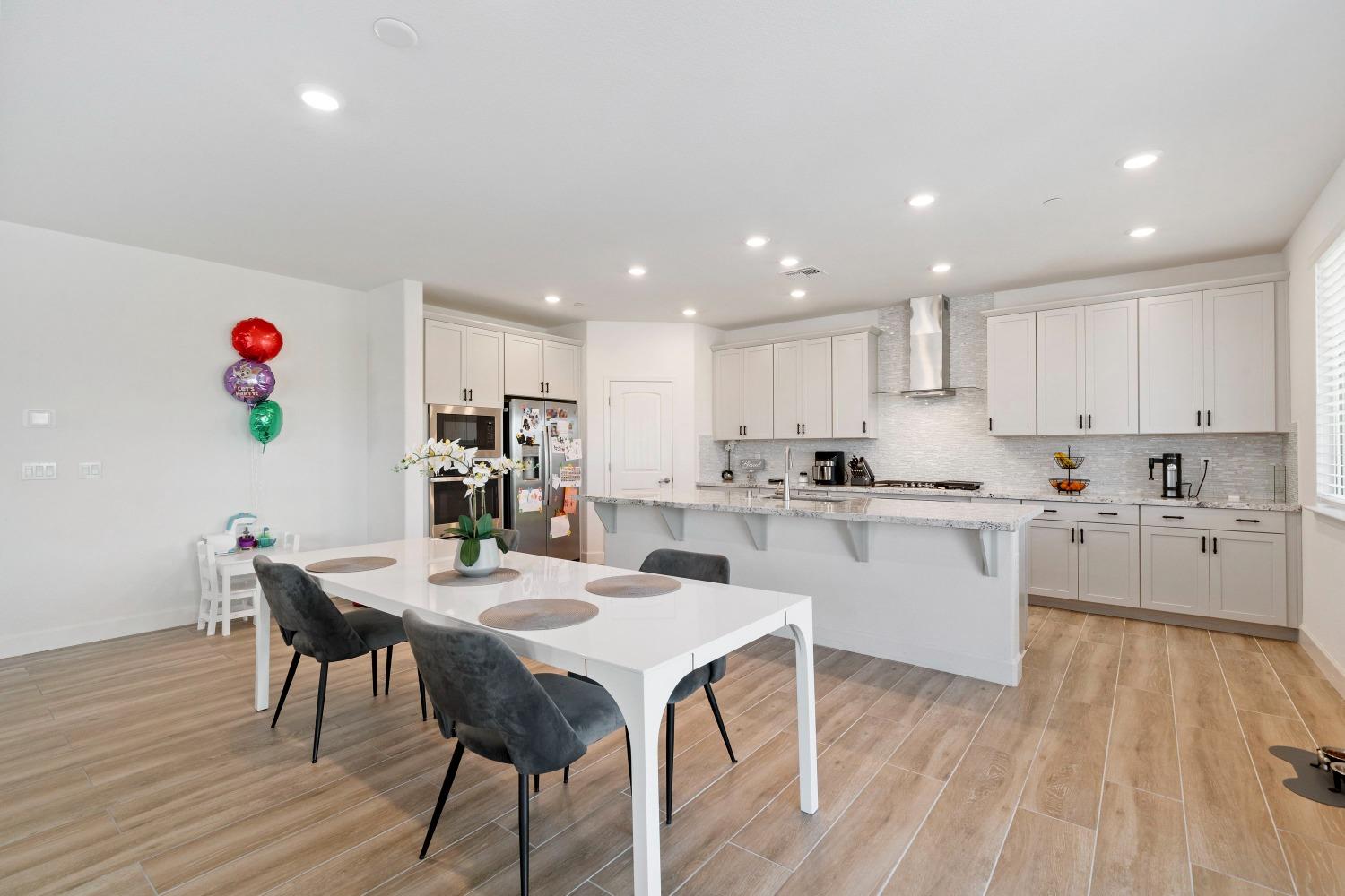 Detail Gallery Image 13 of 48 For 9942 Summerton Cir, Elk Grove,  CA 95624 - 4 Beds | 3/1 Baths