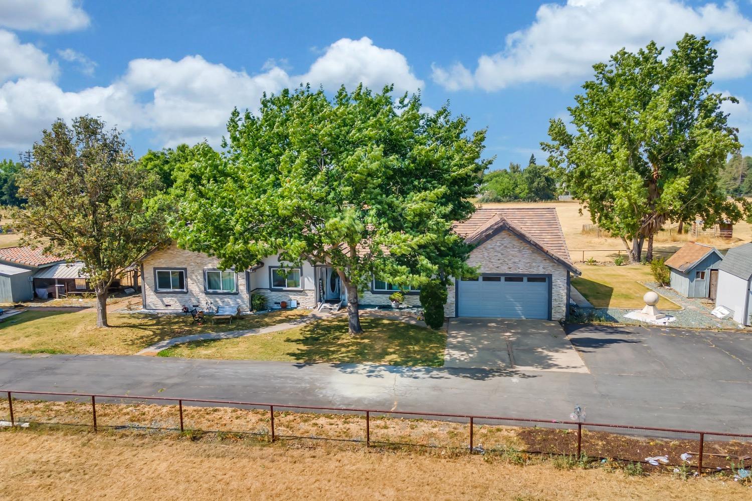 Detail Gallery Image 2 of 27 For 9947 Jetmar Way, Elk Grove,  CA 95624 - 6 Beds | 3 Baths