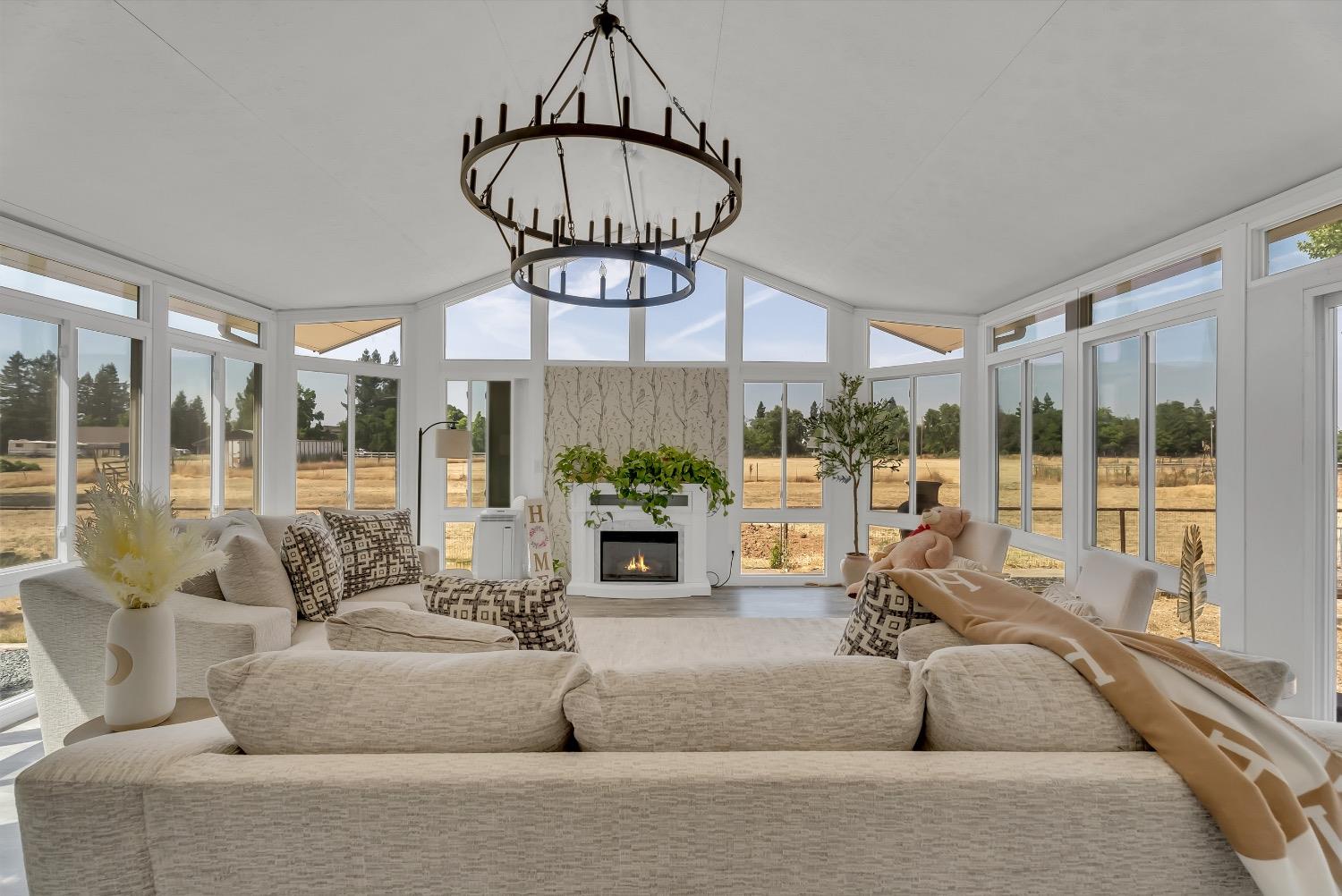 Detail Gallery Image 10 of 27 For 9947 Jetmar Way, Elk Grove,  CA 95624 - 6 Beds | 3 Baths
