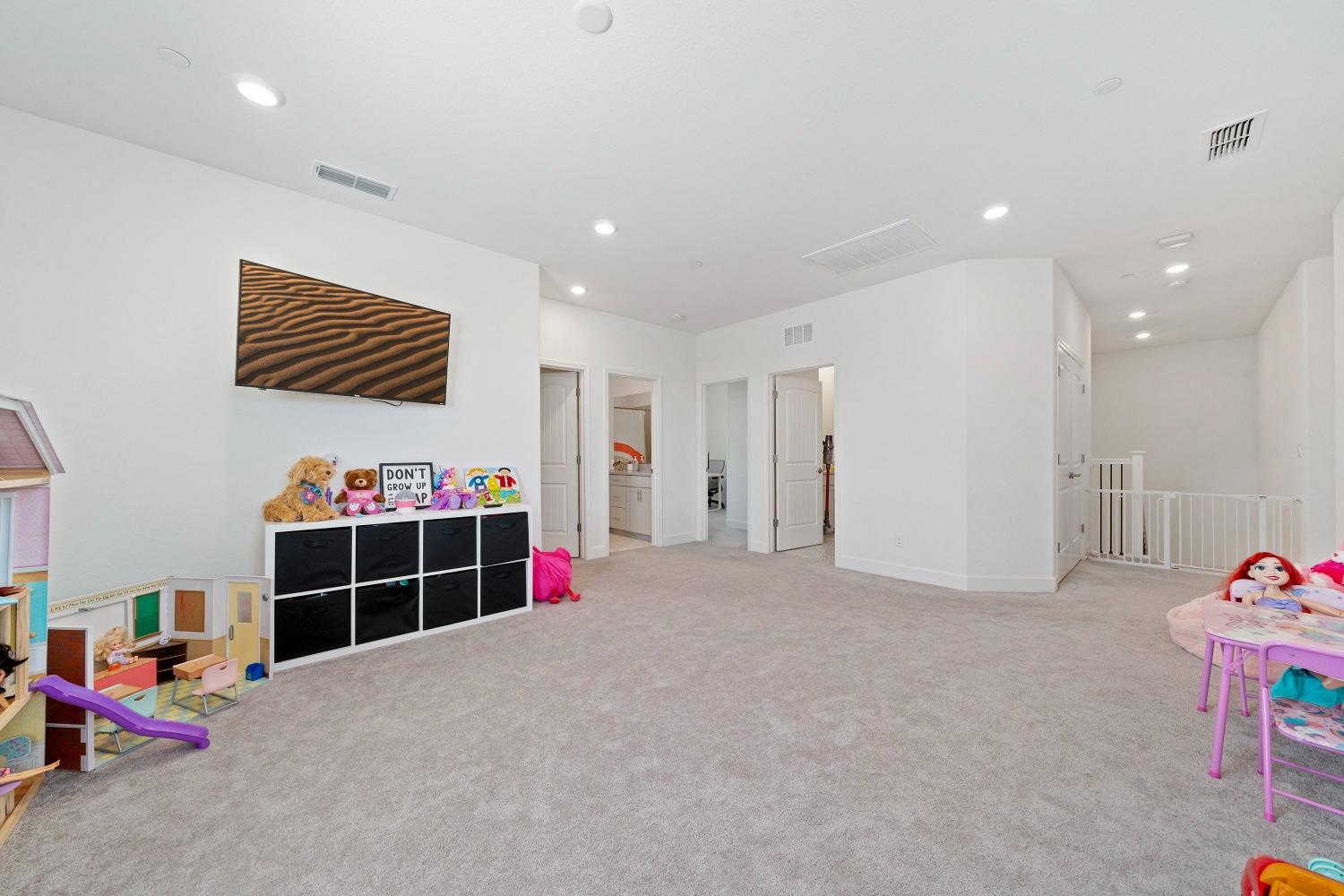 Detail Gallery Image 25 of 48 For 9942 Summerton Cir, Elk Grove,  CA 95624 - 4 Beds | 3/1 Baths
