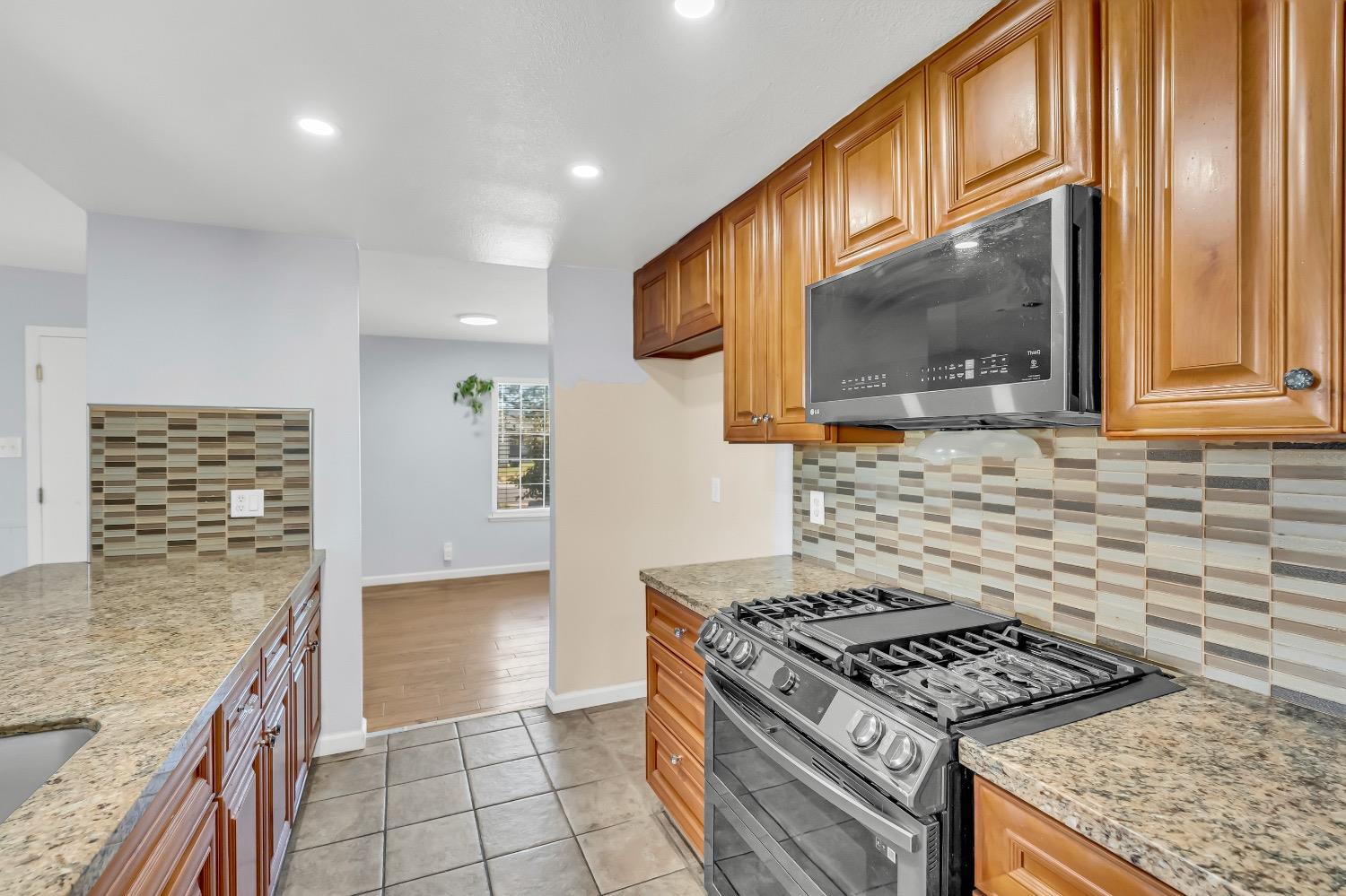 Detail Gallery Image 12 of 45 For 6833 Sandrock Way, Sacramento,  CA 95828 - 4 Beds | 2/1 Baths