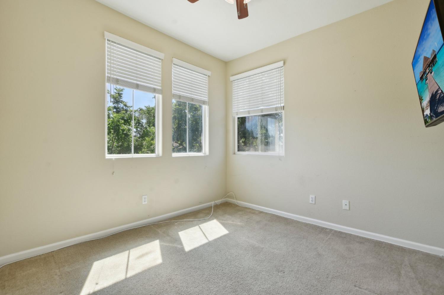 Detail Gallery Image 12 of 37 For 9424 Cristo Way, Elk Grove,  CA 95758 - 5 Beds | 3/1 Baths