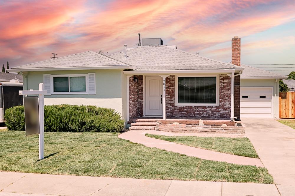 Detail Gallery Image 2 of 40 For 2011 W Sonoma Ave, Stockton,  CA 95204 - 3 Beds | 1 Baths