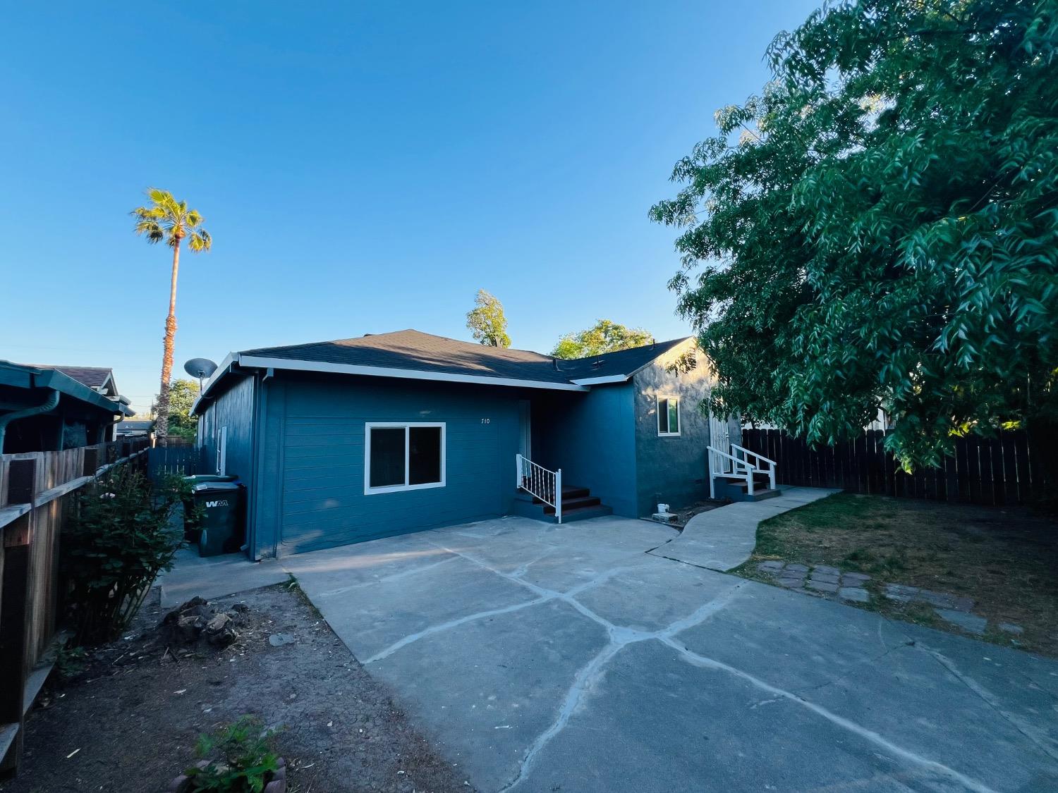 Detail Gallery Image 3 of 19 For 710 E 4th, Stockton,  CA 95206 - 4 Beds | 2 Baths