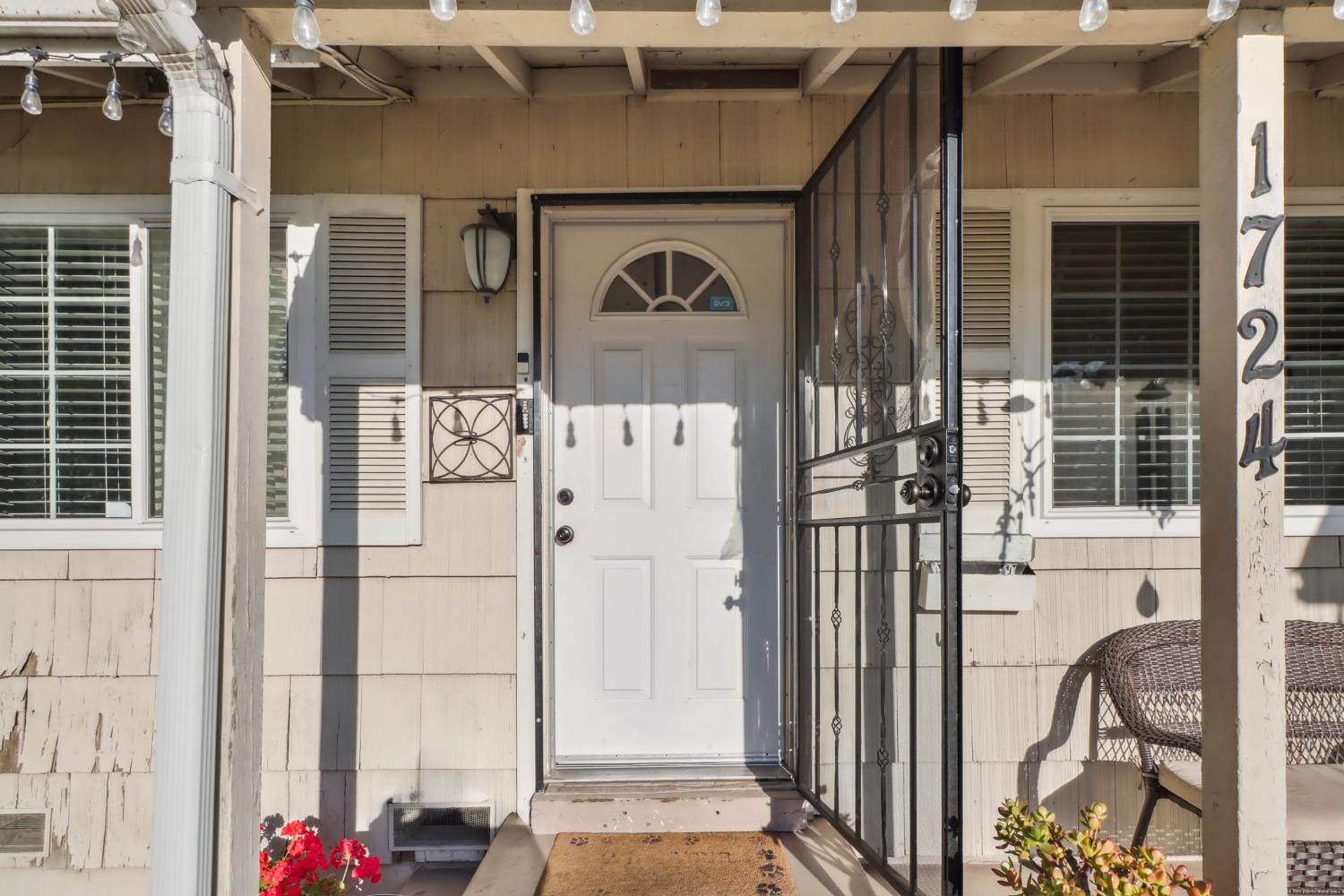 Detail Gallery Image 2 of 37 For 1724 Belt Way, Sacramento,  CA 95832 - 4 Beds | 2 Baths