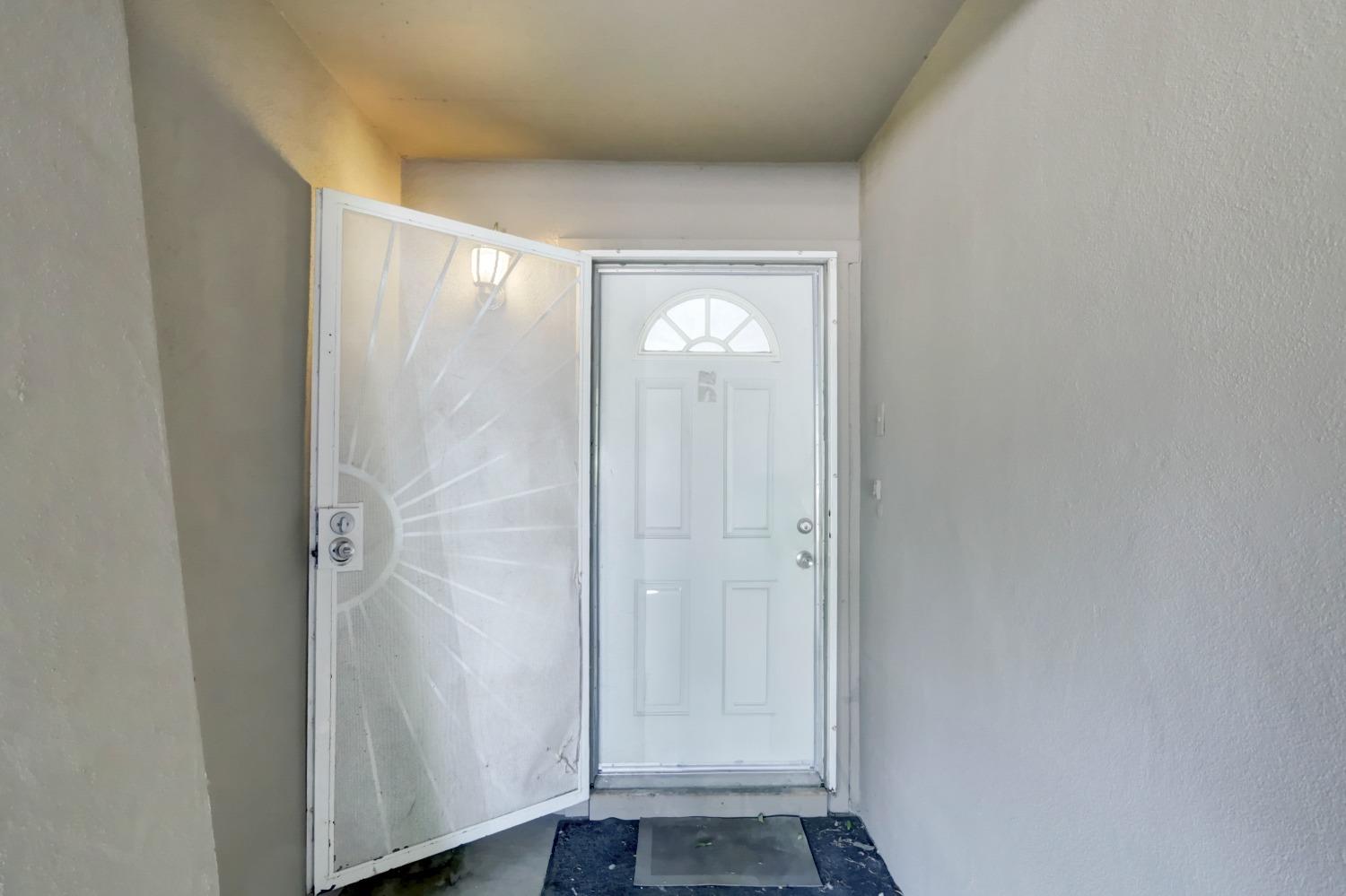 Detail Gallery Image 5 of 41 For 7915 Center Pkwy, Sacramento,  CA 95823 - 3 Beds | 1/1 Baths