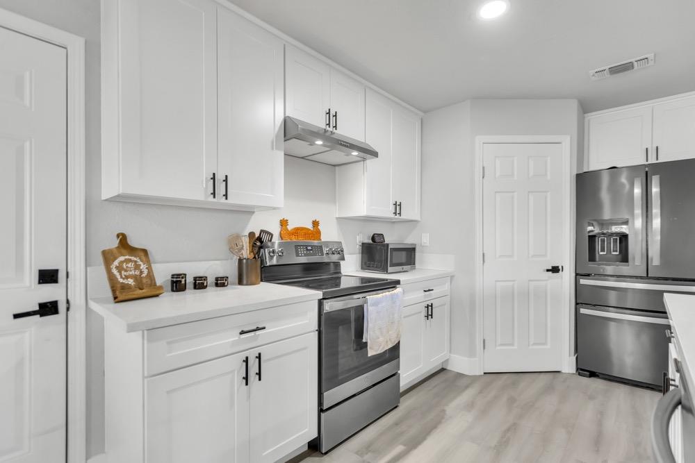 Detail Gallery Image 4 of 19 For 1600 Akron Way, Sacramento,  CA 95822 - 3 Beds | 2 Baths