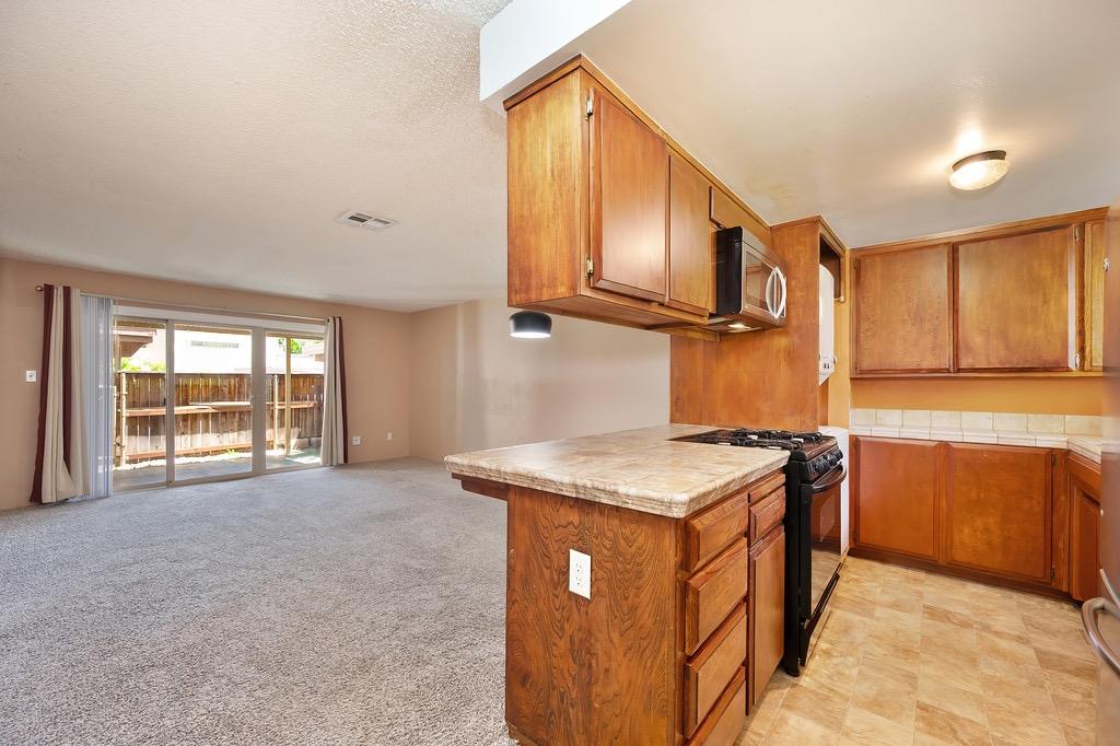 Detail Gallery Image 4 of 32 For 6018 via Casitas, Carmichael,  CA 95608 - 2 Beds | 1 Baths