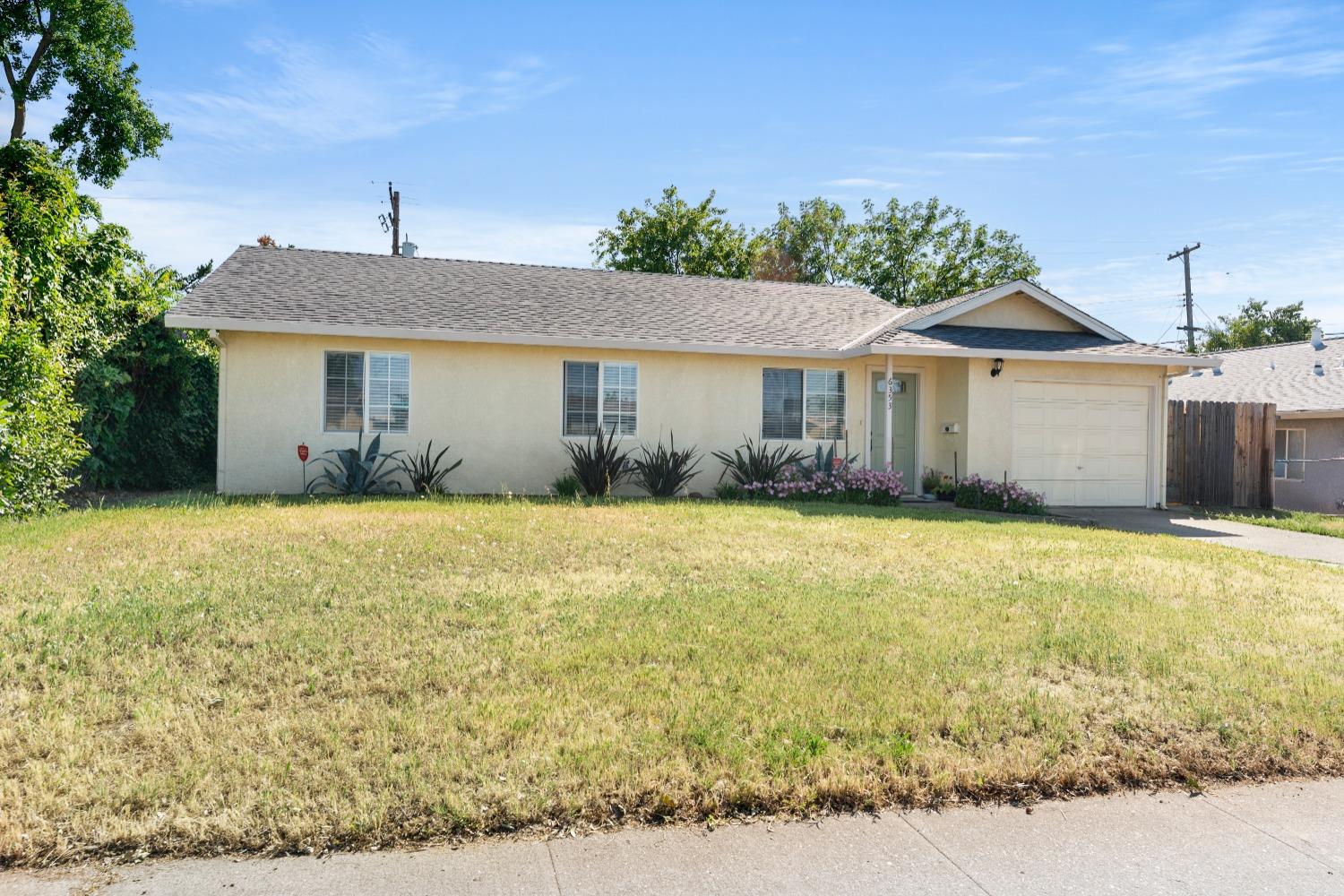 Detail Gallery Image 6 of 52 For 6353 La Cienega Dr, North Highlands,  CA 95660 - 3 Beds | 2 Baths