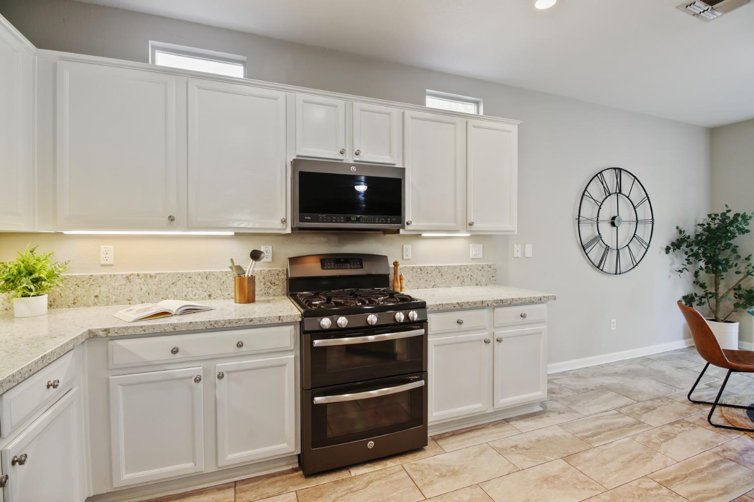 Detail Gallery Image 15 of 47 For 2125 Stonecrest Ln, Lincoln,  CA 95648 - 2 Beds | 2/1 Baths