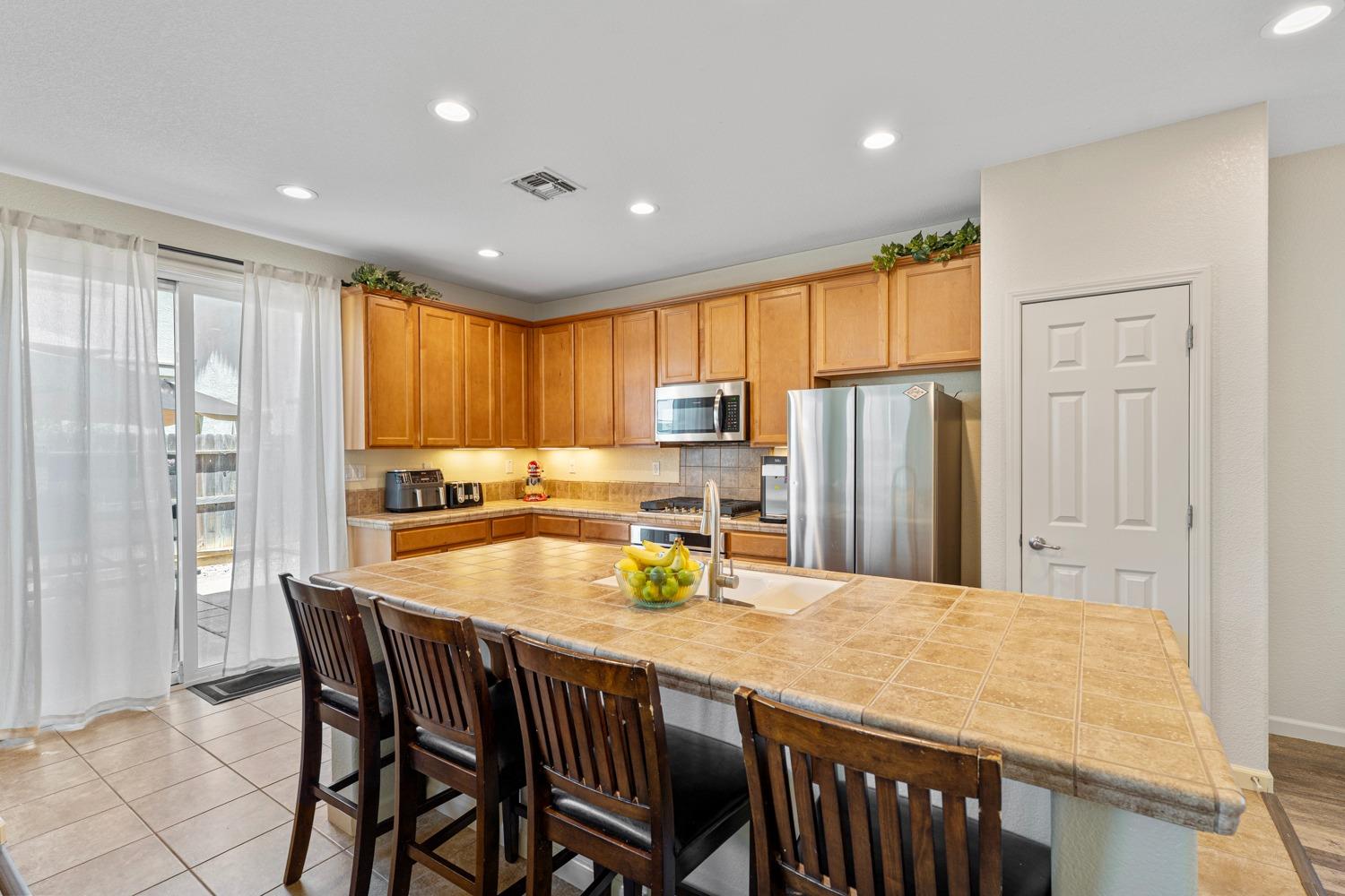 Detail Gallery Image 8 of 49 For 1869 Mammoth Way, Sacramento,  CA 95834 - 3 Beds | 3 Baths