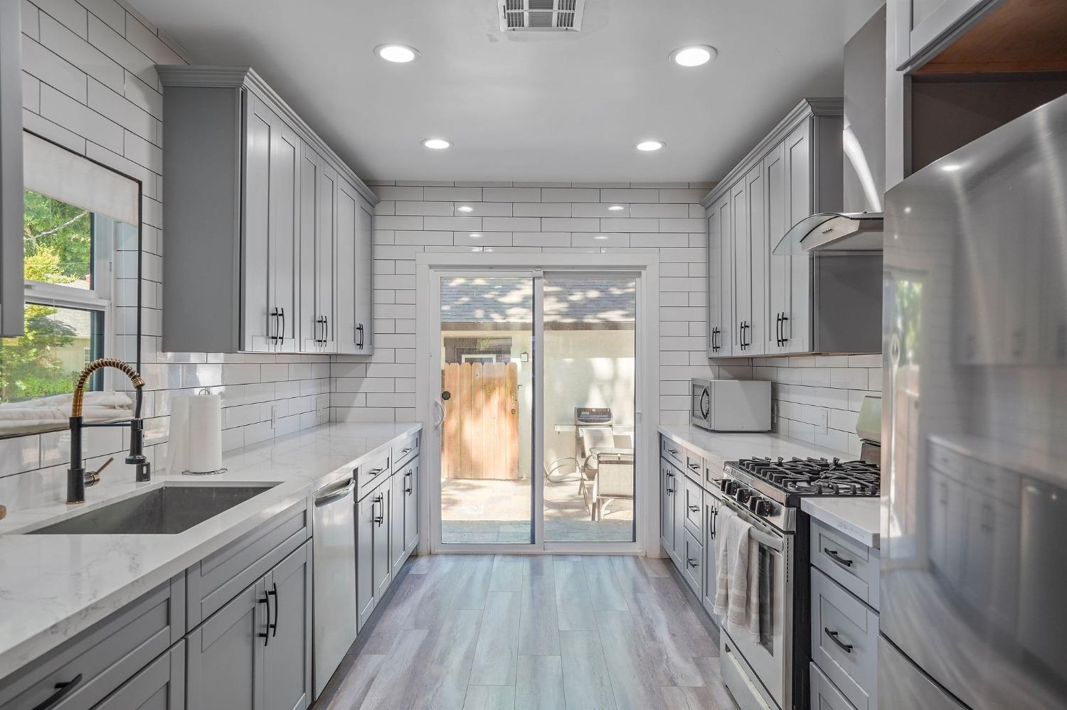 Detail Gallery Image 8 of 27 For 2640 17th St, Sacramento,  CA 95818 - 2 Beds | 2 Baths
