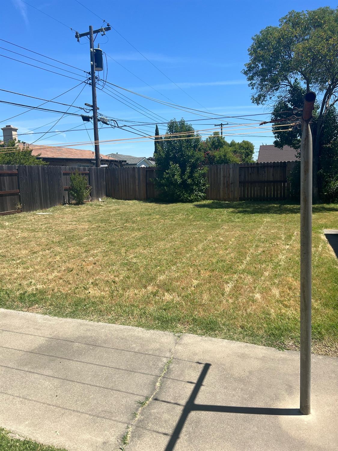 Detail Gallery Image 3 of 10 For 1585 Neihart Ave, Sacramento,  CA 95832 - 2 Beds | 1 Baths
