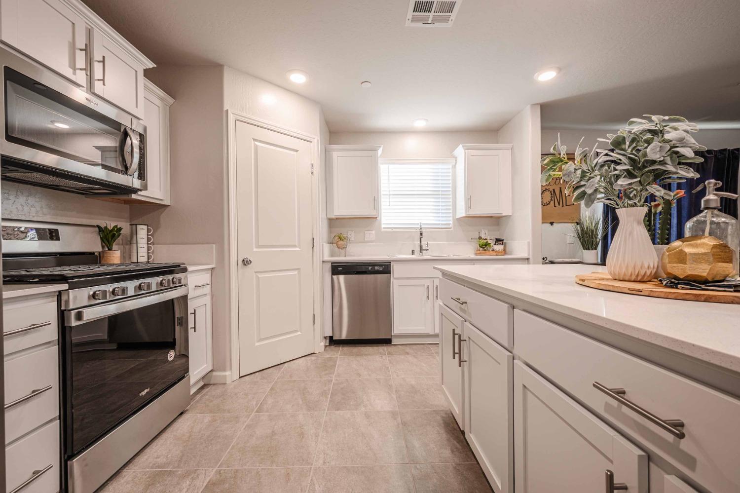 Detail Gallery Image 4 of 18 For 4075 Cinnabar Ct #115 L,  Merced,  CA 95348 - 4 Beds | 3 Baths