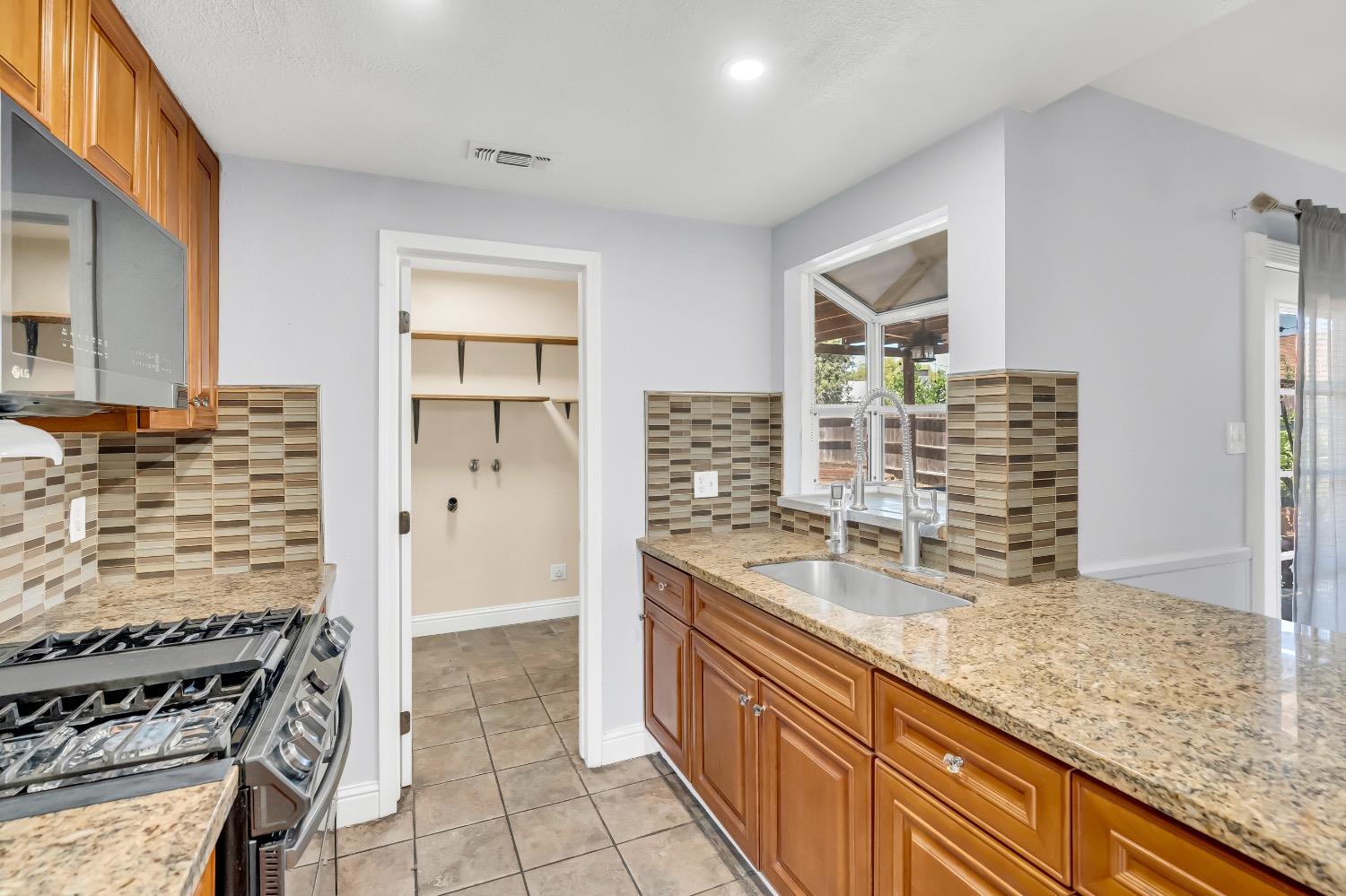 Detail Gallery Image 11 of 45 For 6833 Sandrock Way, Sacramento,  CA 95828 - 4 Beds | 2/1 Baths