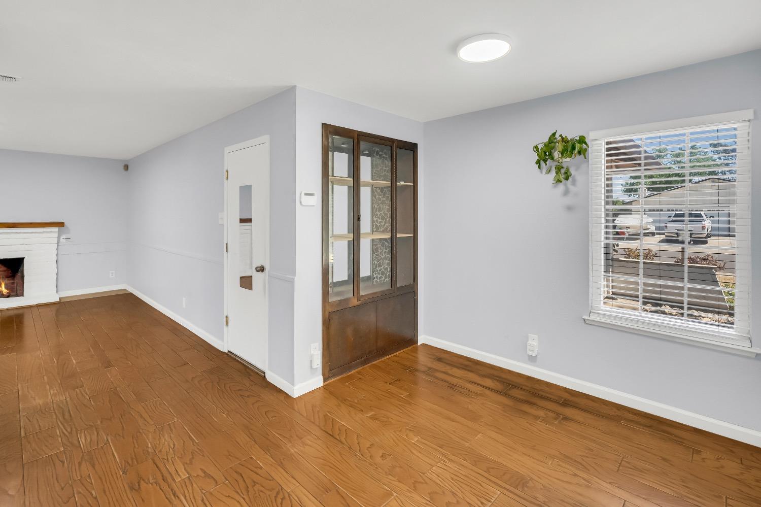 Detail Gallery Image 5 of 45 For 6833 Sandrock Way, Sacramento,  CA 95828 - 4 Beds | 2/1 Baths