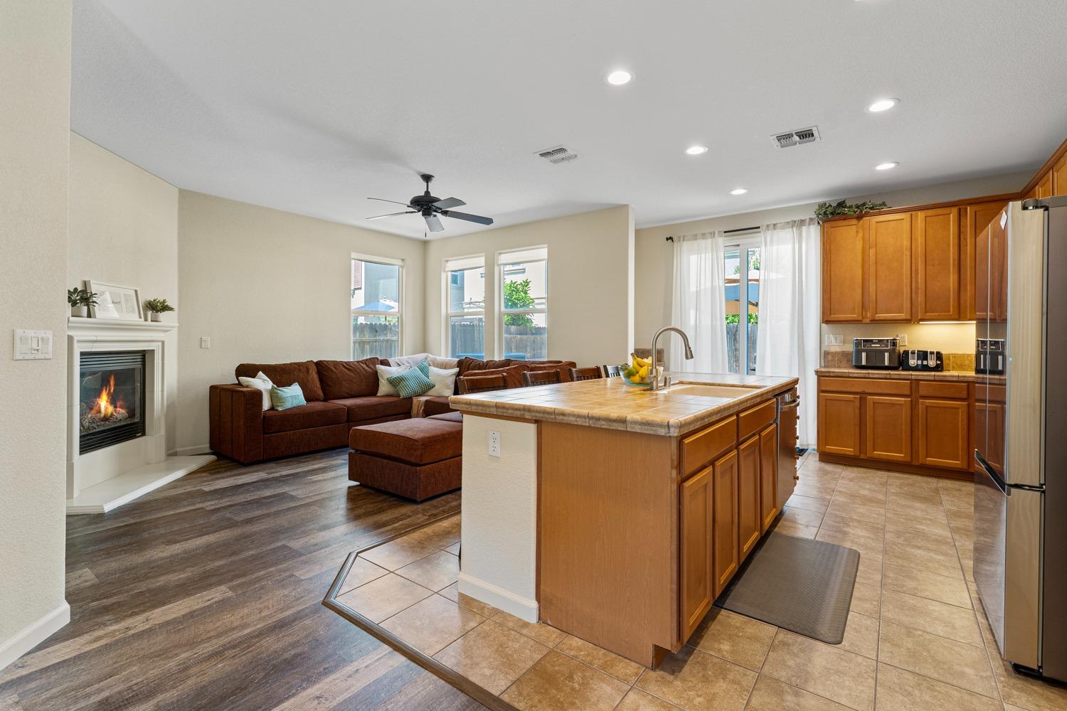 Detail Gallery Image 5 of 49 For 1869 Mammoth Way, Sacramento,  CA 95834 - 3 Beds | 3 Baths
