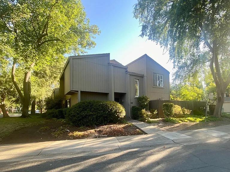 Detail Gallery Image 1 of 34 For 1129 Commons Dr, Sacramento,  CA 95825 - 3 Beds | 2/1 Baths