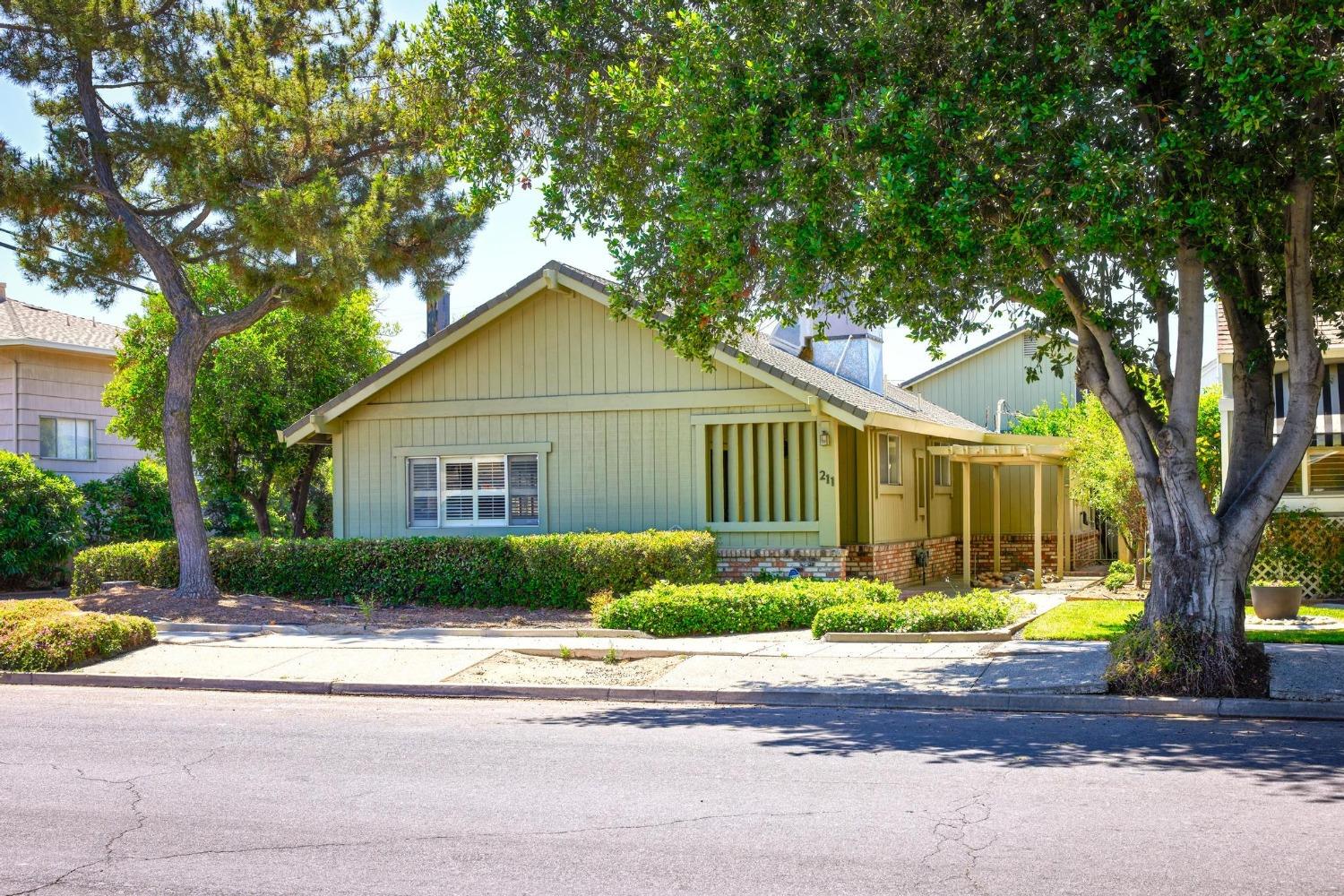Detail Gallery Image 1 of 53 For 211 N Maple, Manteca,  CA 95336 - 3 Beds | 1 Baths