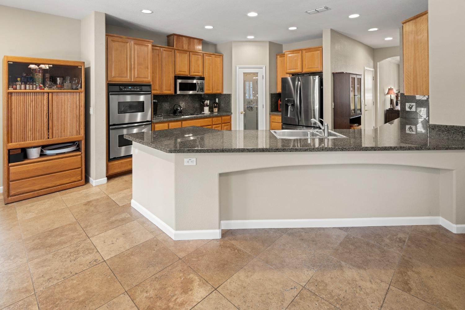 Detail Gallery Image 14 of 47 For 2566 Parkcrest Way, Roseville,  CA 95747 - 3 Beds | 2/1 Baths