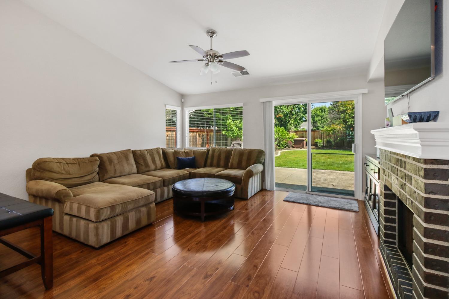 Detail Gallery Image 7 of 38 For 9527 Lake Park Ln, Elk Grove,  CA 95758 - 3 Beds | 2 Baths
