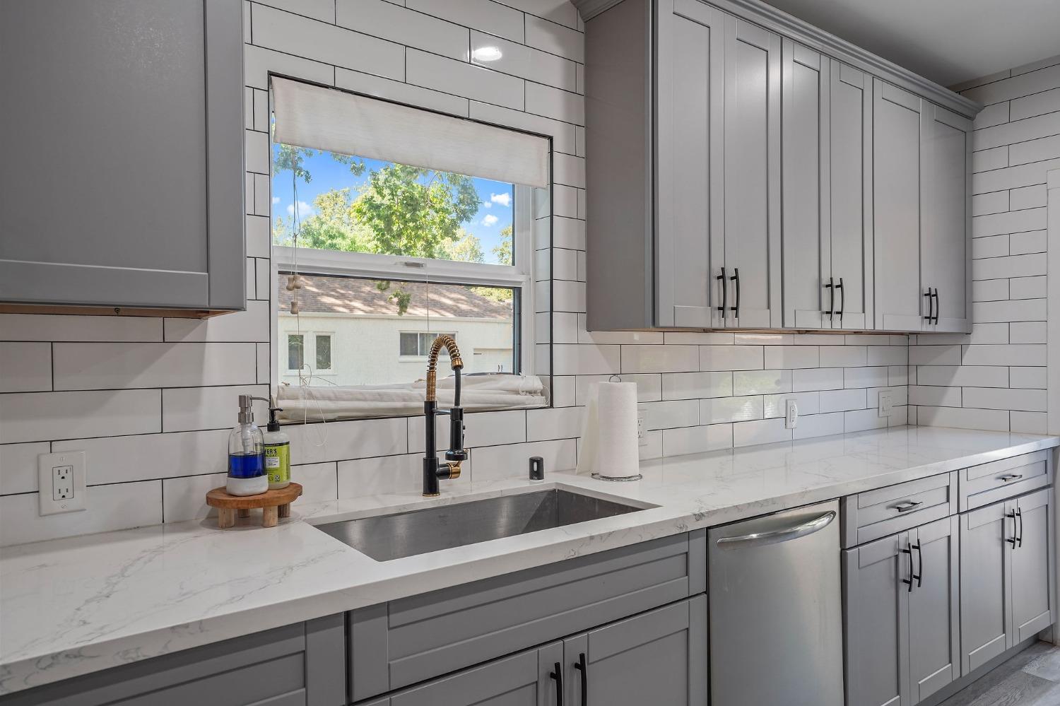 Detail Gallery Image 9 of 27 For 2640 17th St, Sacramento,  CA 95818 - 2 Beds | 2 Baths
