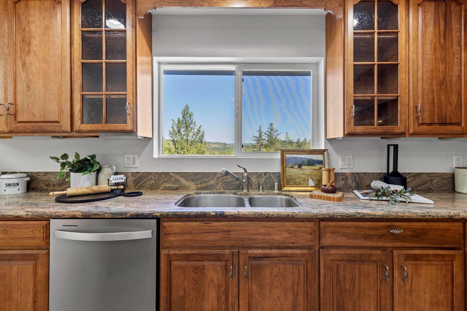 Detail Gallery Image 15 of 82 For 22160 Winchester Way, Colfax,  CA 95713 - 5 Beds | 3/2 Baths