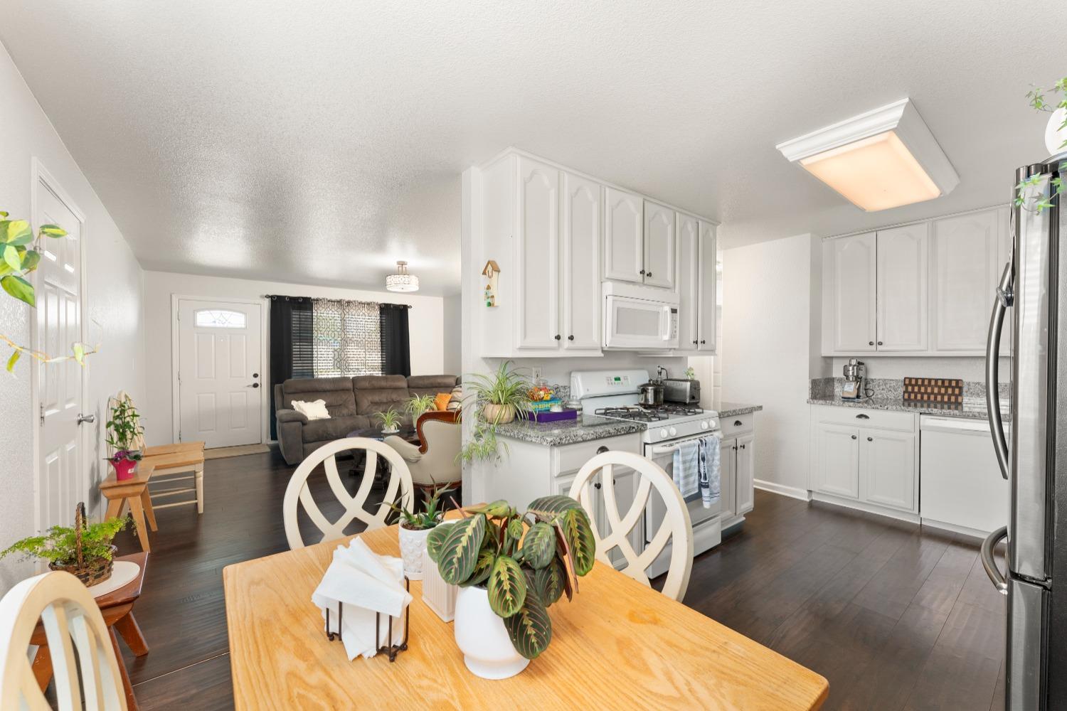 Detail Gallery Image 16 of 52 For 6353 La Cienega Dr, North Highlands,  CA 95660 - 3 Beds | 2 Baths
