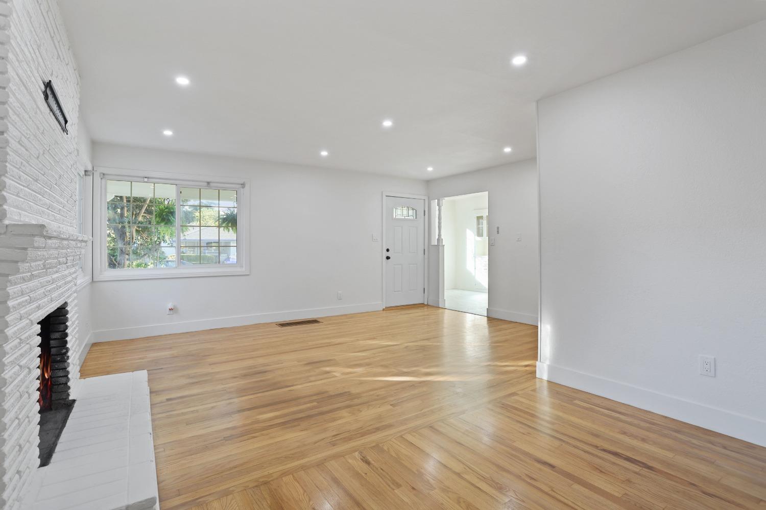 Detail Gallery Image 5 of 13 For 2317 W Harding, Stockton,  CA 95203 - 3 Beds | 2 Baths