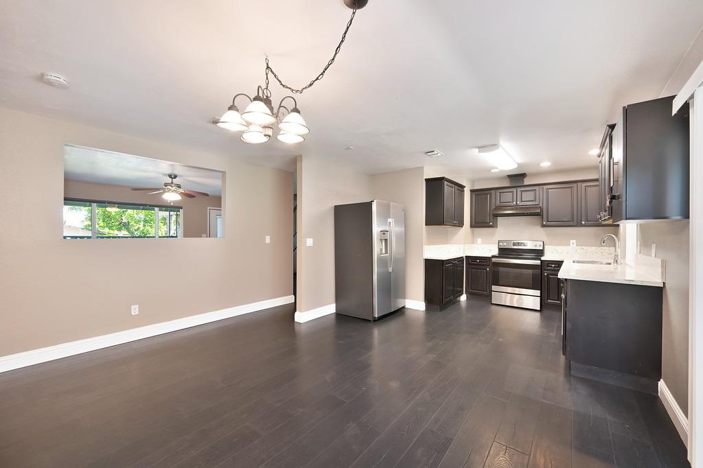 Detail Gallery Image 4 of 30 For 5801 Pecan Ave, Orangevale,  CA 95662 - 4 Beds | 2/1 Baths
