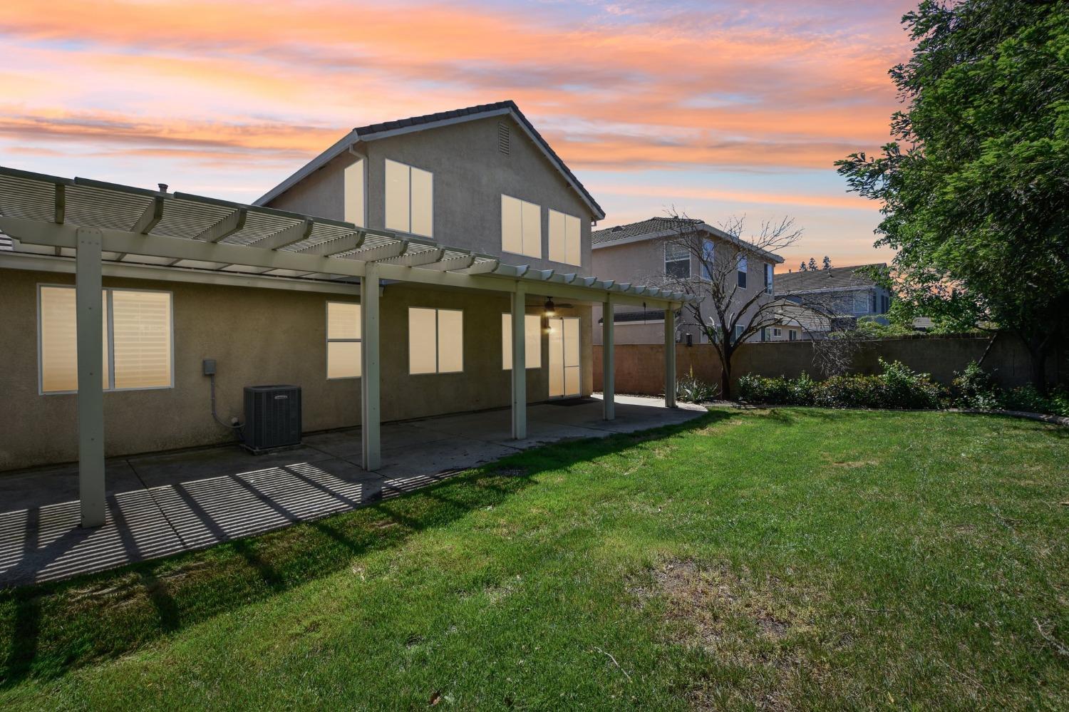 Detail Gallery Image 2 of 37 For 9424 Cristo Way, Elk Grove,  CA 95758 - 5 Beds | 3/1 Baths