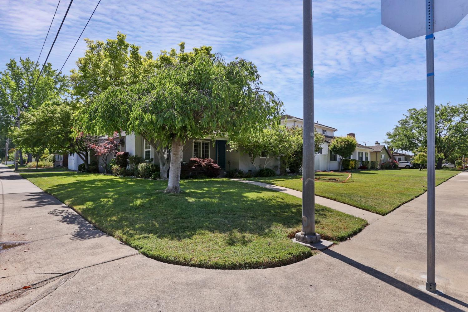 Detail Gallery Image 6 of 41 For 1120 W Oak St, Lodi,  CA 95240 - 3 Beds | 2 Baths